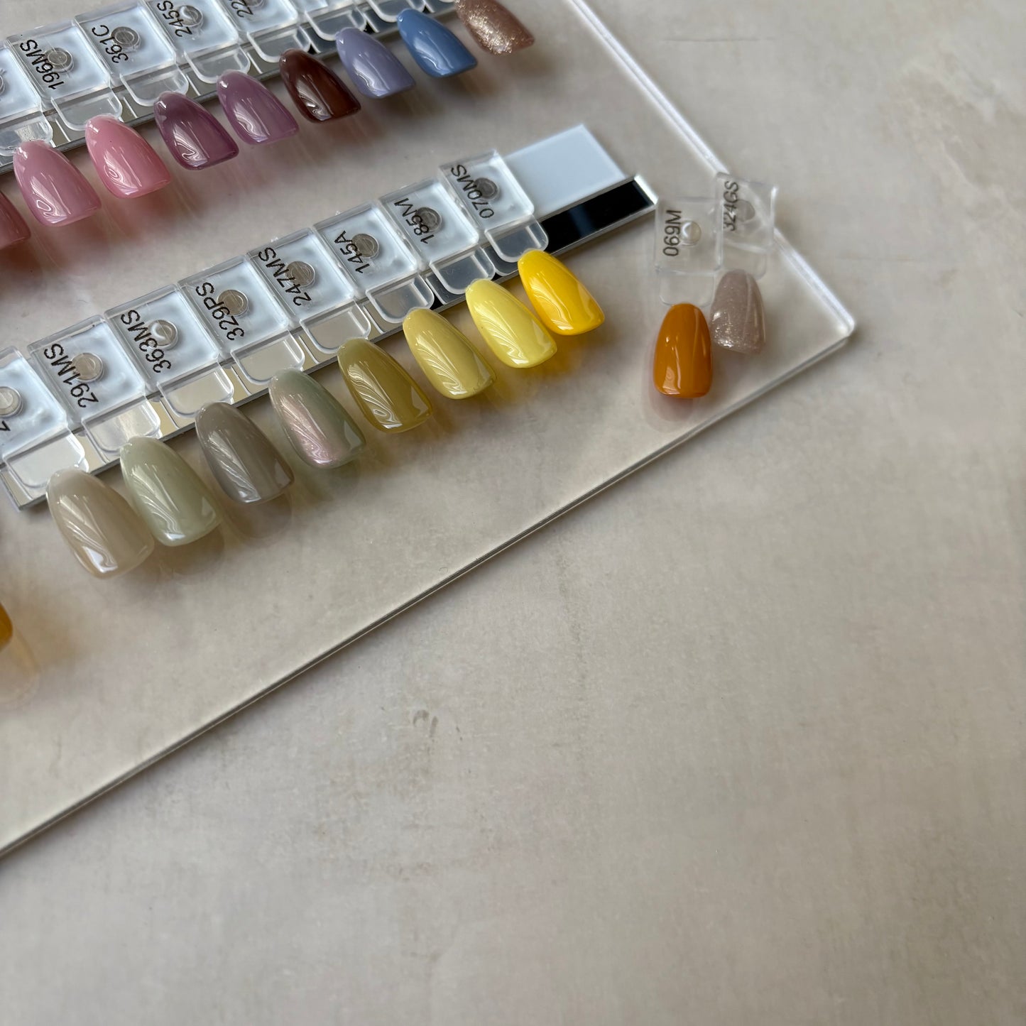 【予約販売品】	60color マグネット カラーチャート ディスプレイ Lsize LVS912D60Y