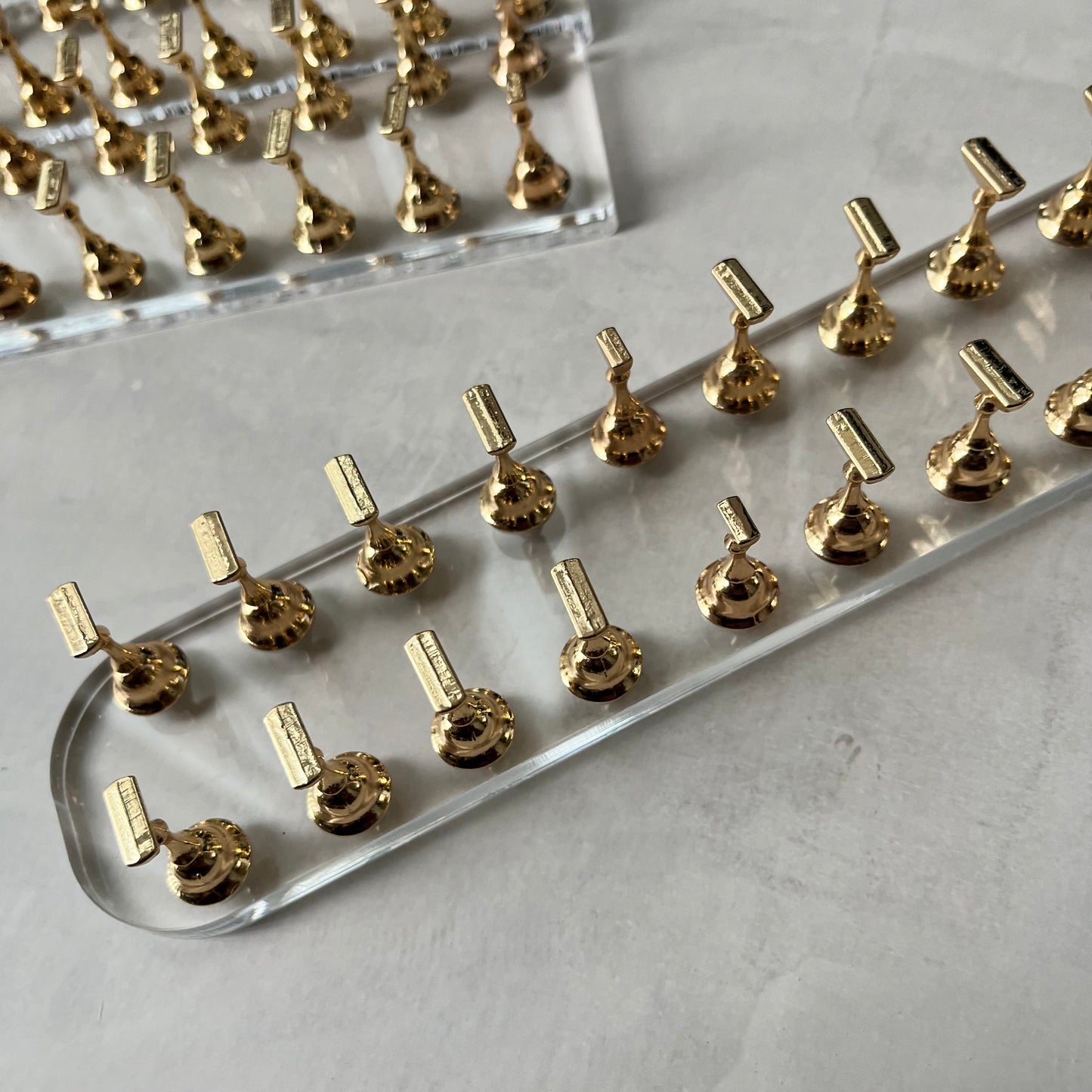 【即納品】	curve  20 clear tip stand LVS252C20 ( ネイル プライベートサロン サロン サロン小物)